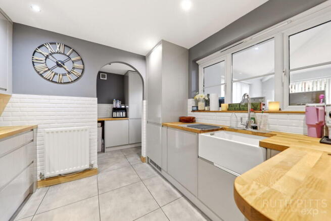 4 bed Detached for sale Image 7
