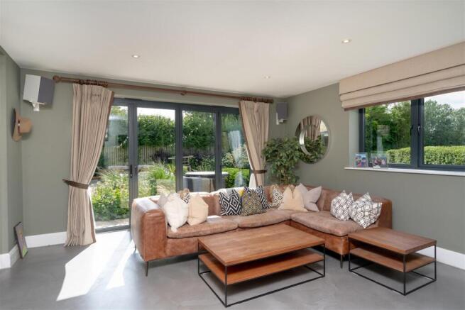 6 bed Detached for sale Image 9