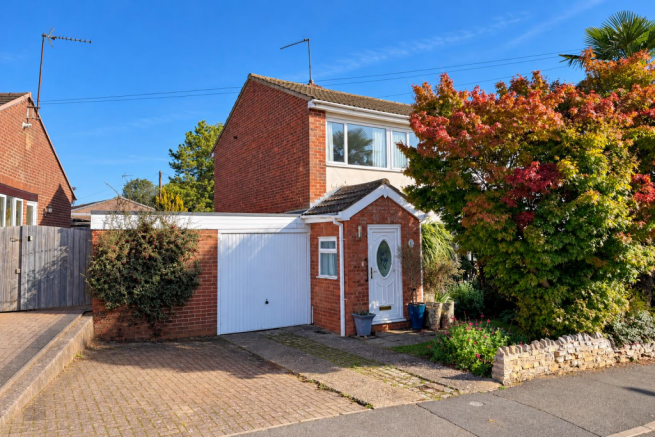 3-bed semi-detached on Whitehills Road, Desborough, Kettering, £220,000