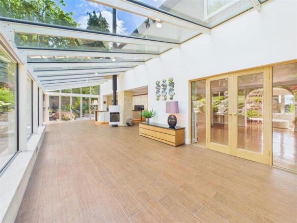 5 bed Detached for sale Image 10
