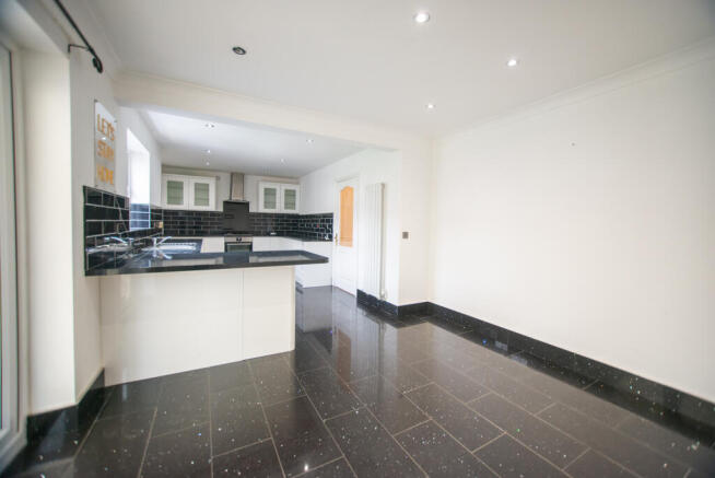 4 bed Detached to rent Image 7