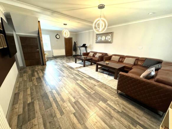 6 bed House for sale Image 7