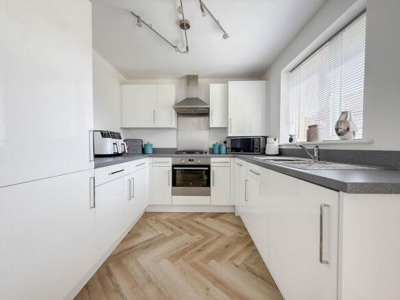 5 bed Detached for sale Image 7