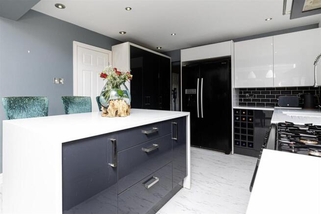 4 bed Detached for sale Image 7