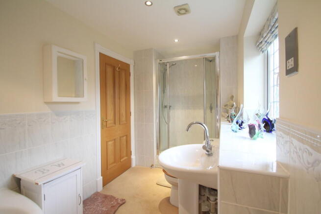 Master en-suite w...