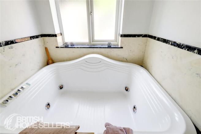 5 bed Bungalow for sale Image 12
