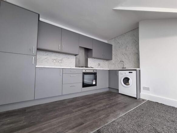4 bed Flat to rent Image 6