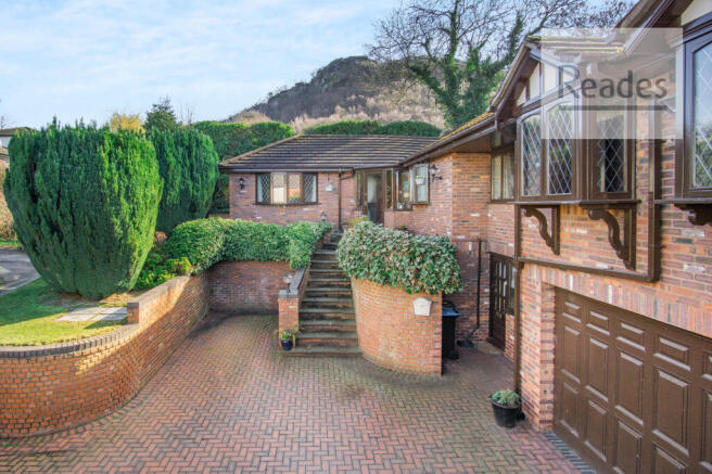 Driveway to front