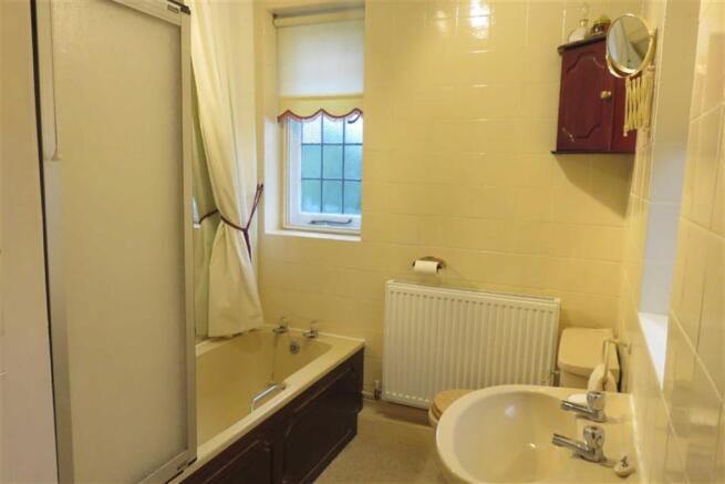 FAMILY BATHROOM
