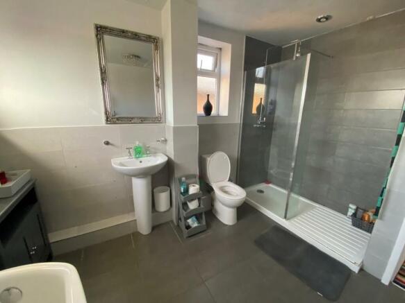 Bathroom b.jpg