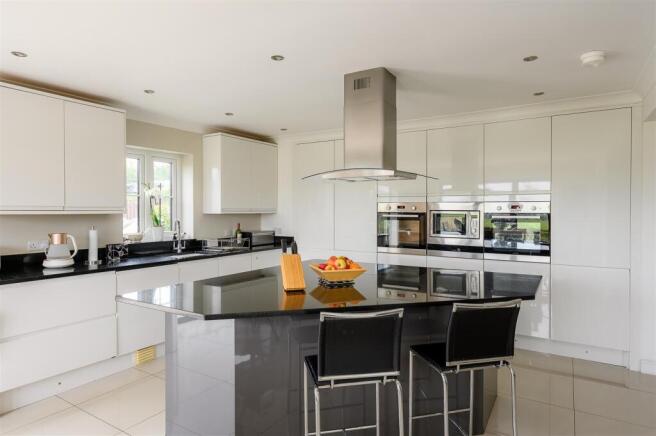 4 bed Detached for sale Image 11
