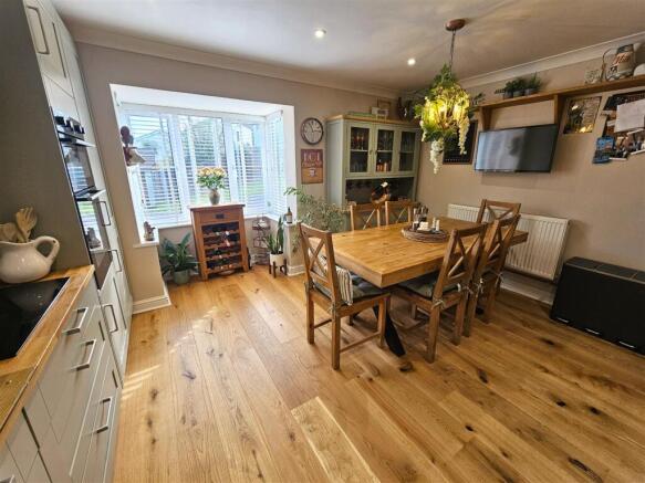 Kitchen Diner Area.jpg