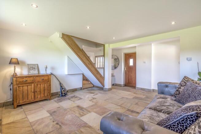 4 bed House to rent Image 3