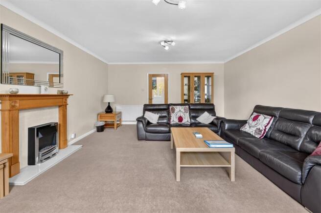 5 bed Detached for sale Image 4