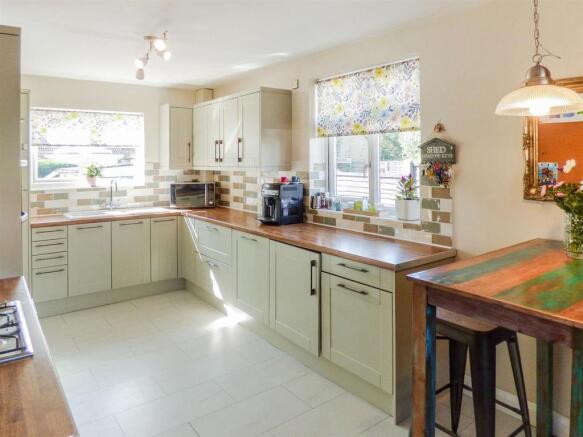 Kitchen 1.jpeg