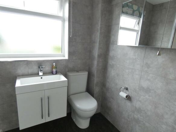 MODERN SHOWER ROOM