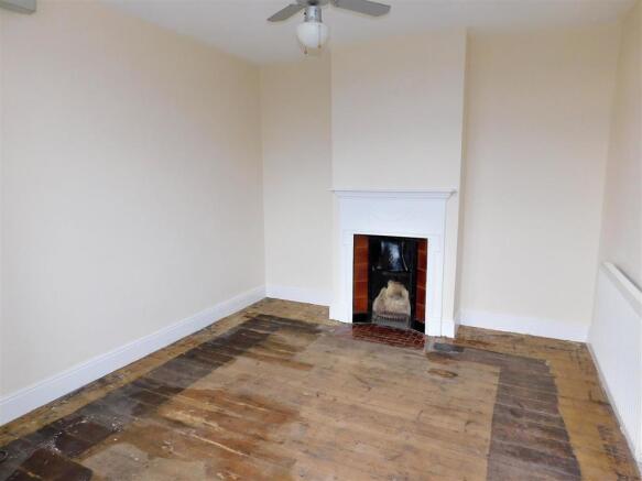 LIVING ROOM.JPG