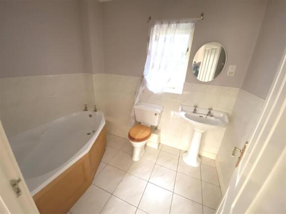 EN SUITE BATHROOM
