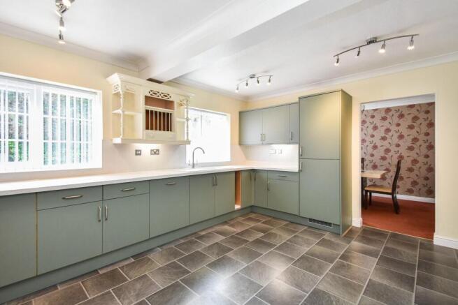 5 bed Detached for sale Image 5