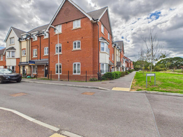 2 bed flat to rent Elm Drive, Woodley RG5