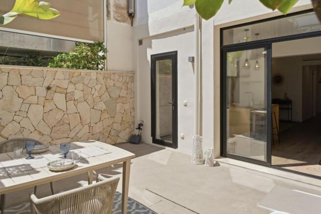 Large sunny patio¿
