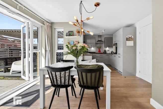 KITCHEN/DINING ROOM