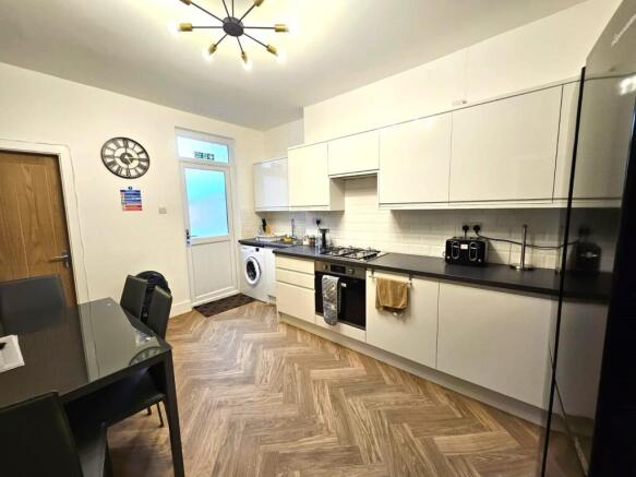 1 bed Terraced to rent Image 6