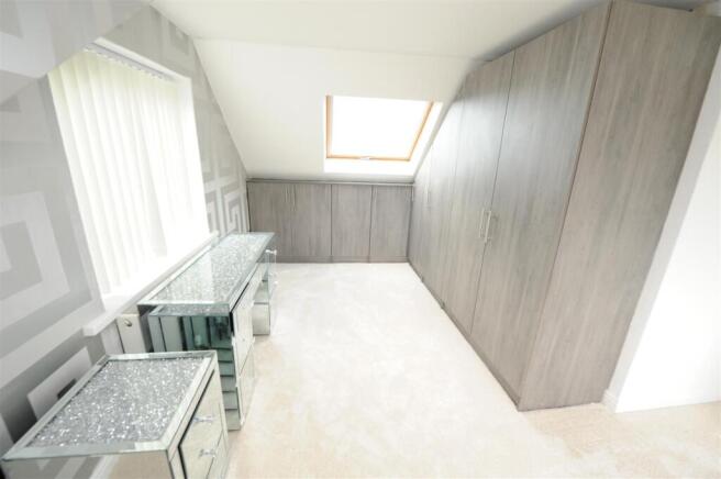 5 bed Link Detached House for sale Image 12