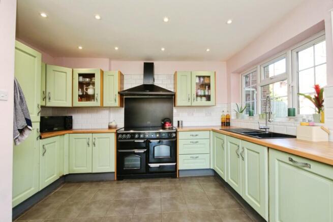 5 bed Detached for sale Image 9