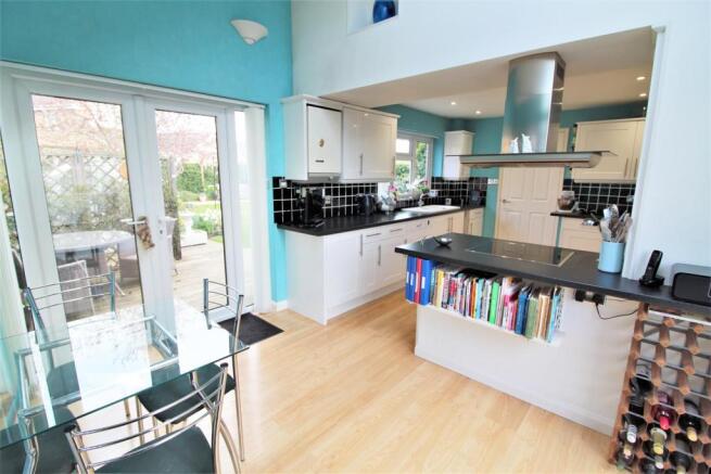 KITCHEN/BREAKFAST ROOM
