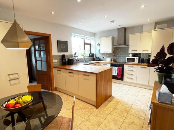 Kitchen 2.jpg