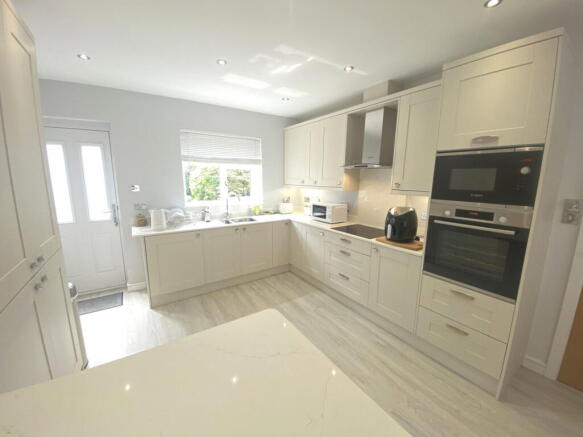 2 bed Semi-Detached Bungalow for sale Image 11