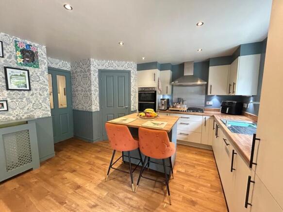 4 bed Detached for sale Image 6