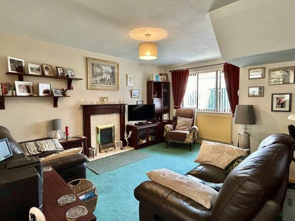 Lounge/Dining Area