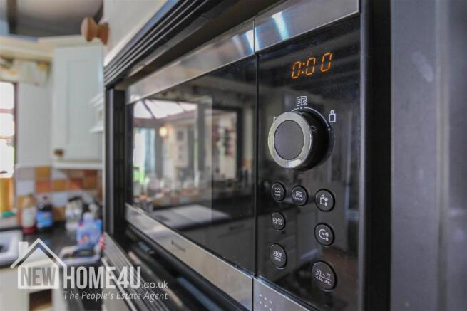 KITCHEN / BREAKFAST:
