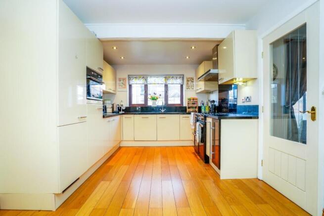 4 bed Detached for sale Image 7