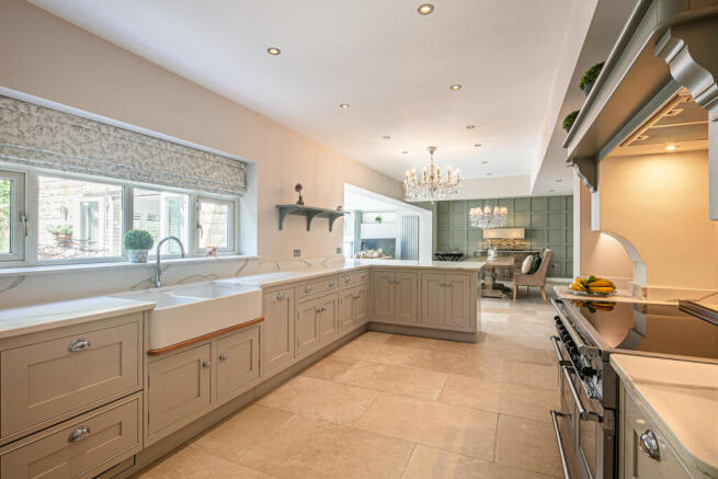 6 bed Detached for sale Image 5