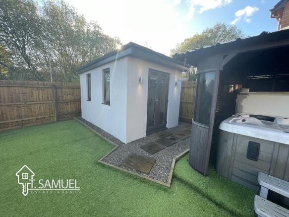 Rear garden 11.JPG
