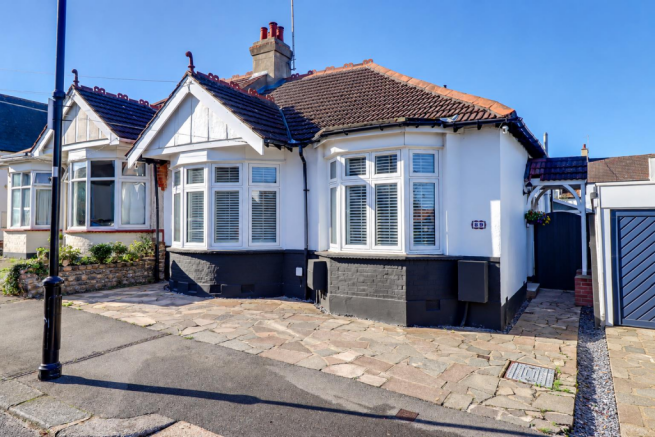 3-bed semi-detached on Lansdowne Avenue, Leigh-on-Sea, £500,000