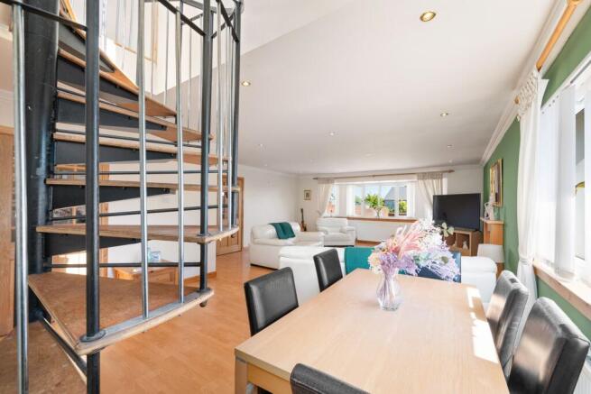 Lounge / Dining Area