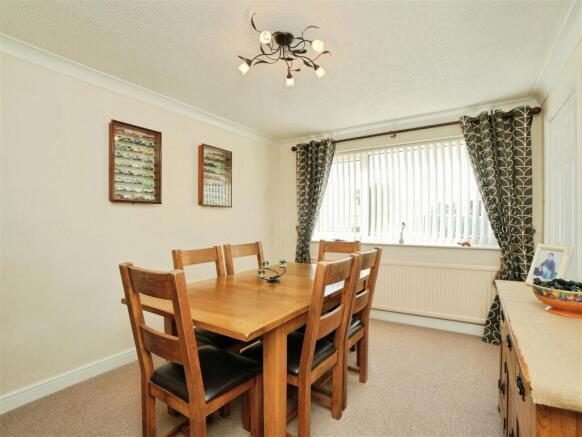 4 bed House for sale Image 4