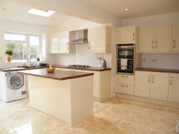 KITCHEN/DINING ROOM