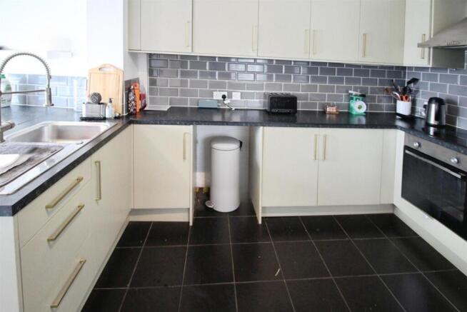 3 bed End of Terrace to rent Image 4