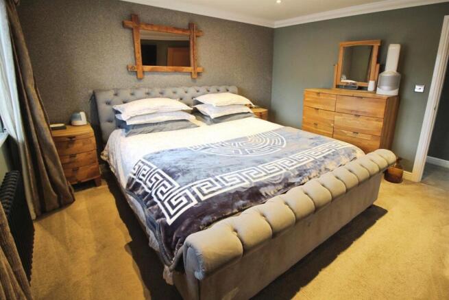 4 bed Detached for sale Image 12