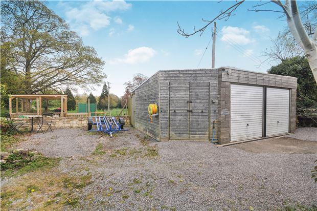 Double Garage & Driveway Parking