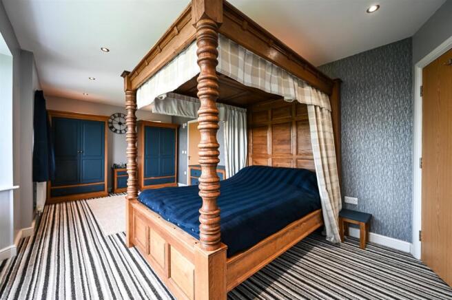 5 bed Detached for sale Image 4