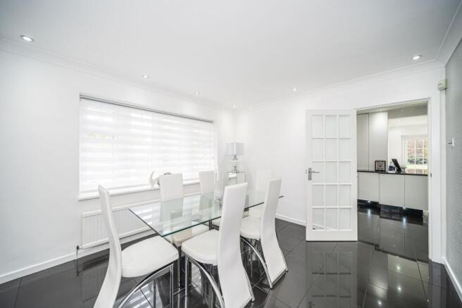 5 bed Detached for sale Image 9
