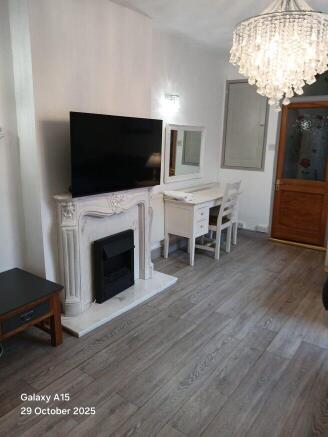 2 bed Flat to rent Image 11