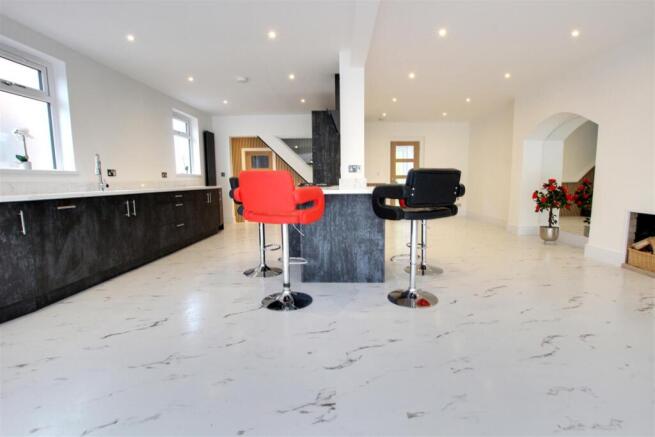 3 bed Semi-Detached for sale Image 4