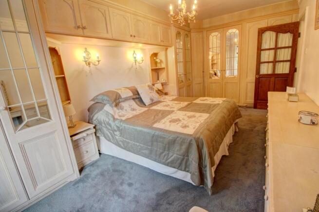 Master Bedroom (2)